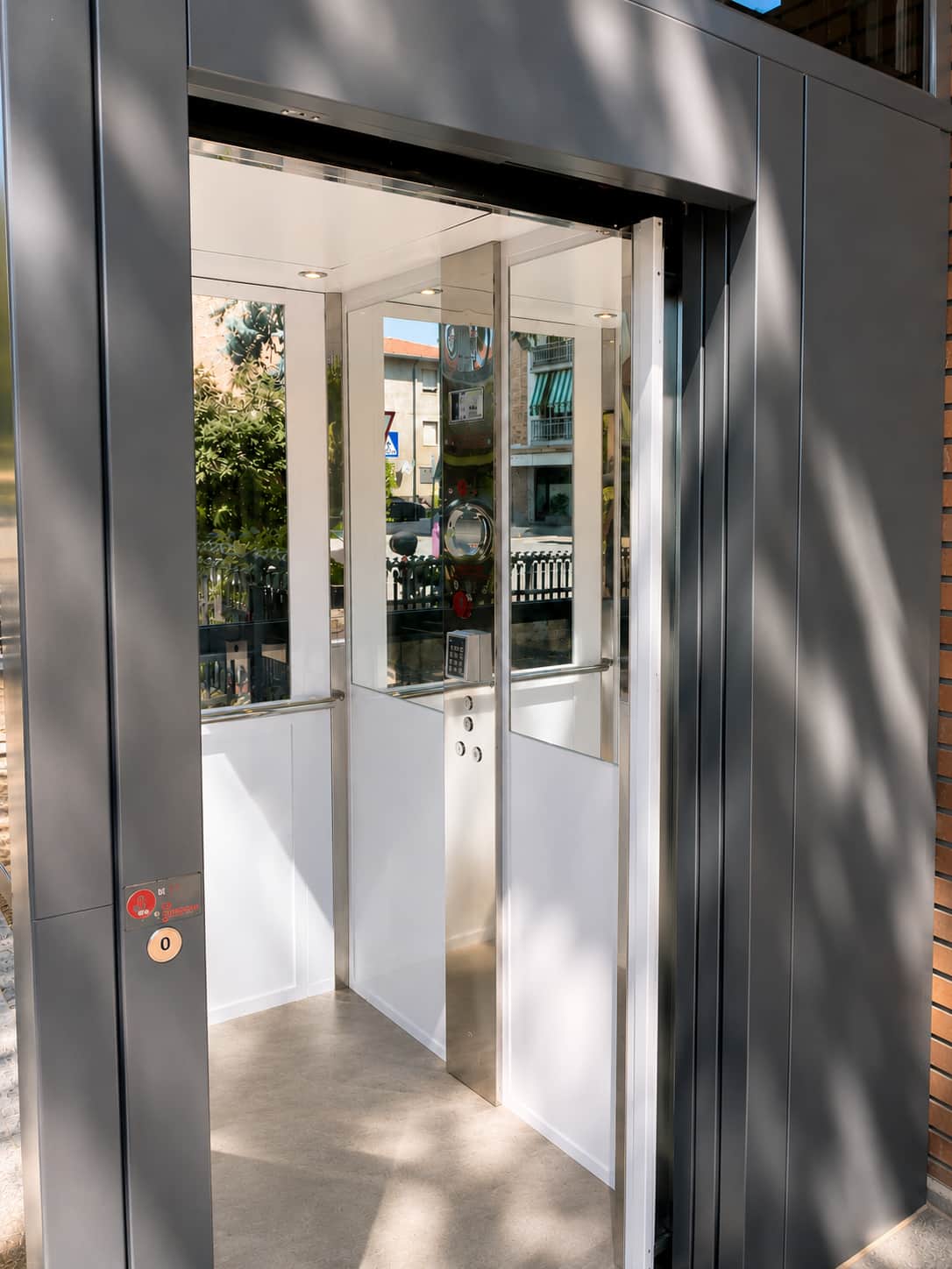 Piattaforma elevatrice esterna a 4 piani con struttura in acciaio — cantiere Royal Strutture, Arezzo