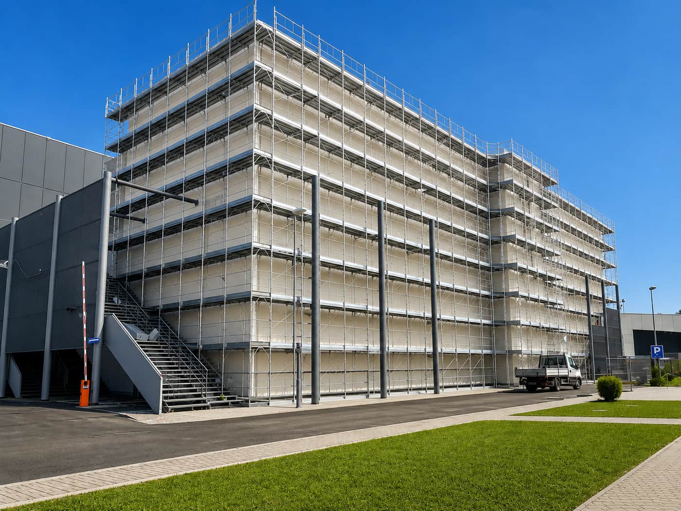 Rifacimento facciata cinema — cantiere Royal Strutture, Modena