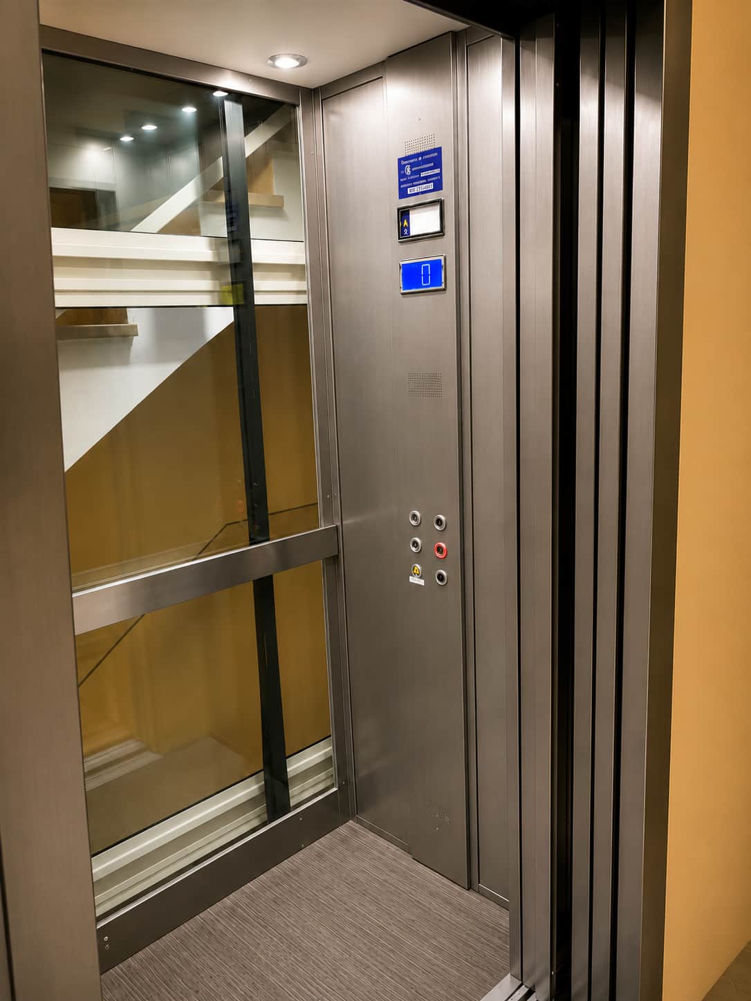 Piattaforma elevatrice a 6 fermate installata in condominio — cantiere Royal Strutture, Villaggio Zeta, Modena